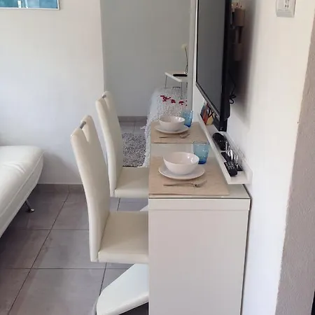 Modern Close Las Vistas *